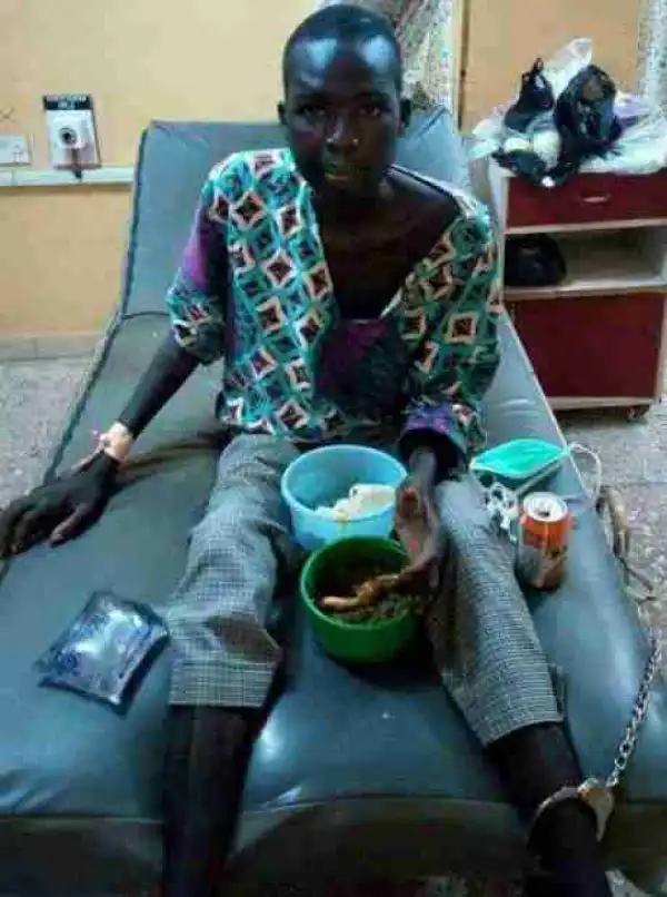 Man Spotted Eating In A Hospital Under Chain After His Arrest In Delta (Photo) 